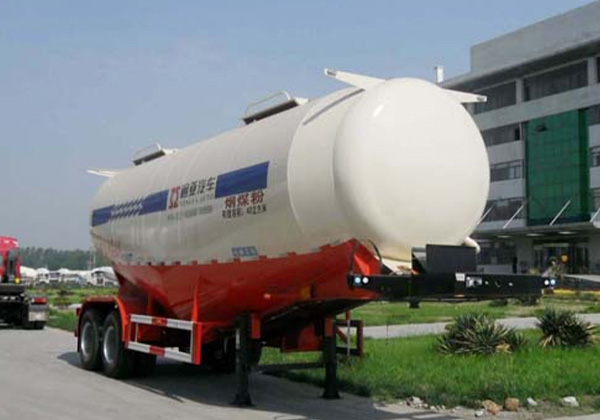 低密度粉粒物料運(yùn)輸半掛車(chē)